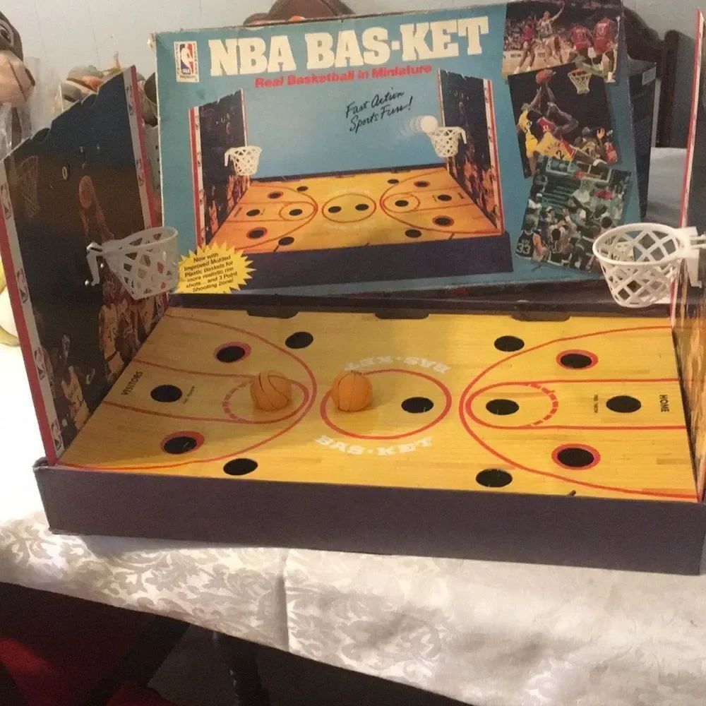 1988 NBA Bas-ket game miniature basketball by cadaco